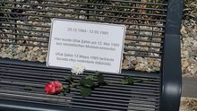 Provisorische Gedenktafel für Ufuk Sahin Provisorische Gedenktafel für Ufuk Sahin an der zu seinem Gedenken aufgestellten Bank