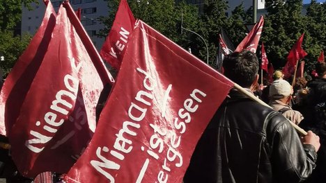 Niemand ist vergessen Fahnen "Niemand ist vergessen"