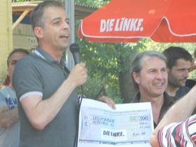 Stefan Liebich übergibt einen Scheck des Vereins der Bundestagsfraktion an Albatros e.V.; Foto: Lutz Dühr